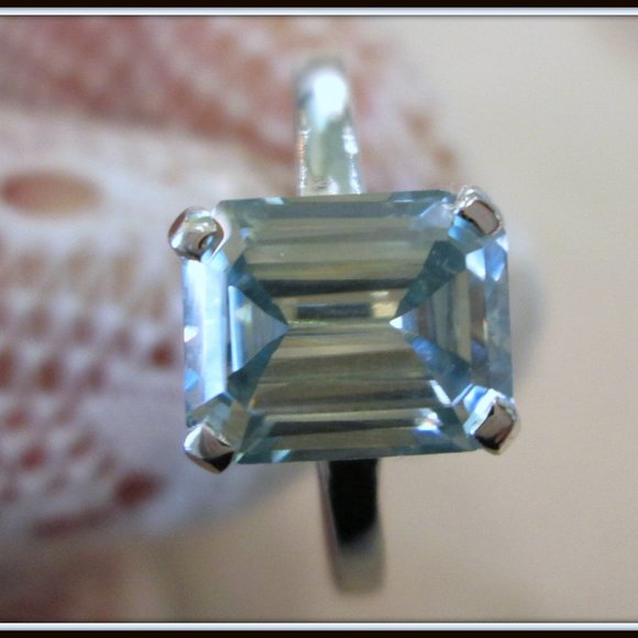 2.75 carat emerald cut blue diamond moissanit ladies ring shine and luster S7
